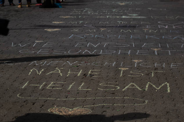 Lockdown beenden sofort! - Demonstration auf dem Südermarkt von Flensburg Die Kommunikationsstelle Demokratischer Widerstand veranstaltet eine Demonstration am 25.04.2020 in Flensburg auf dem Südermarkt, Innenstadt; hier Kreidezeichnugen auf den Boden Südermarkt Holm