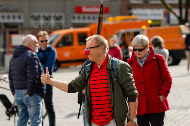Lockdown beenden sofort! - Demonstration auf dem Südermarkt von Flensburg Die Kommunikationsstelle Demokratischer Widerstand veranstaltet eine Demonstration am 25.04.2020 in Flensburg auf dem Südermarkt, Innenstadt; hier: Demonstrant mit Pappnase, zeigt Daumen hoch