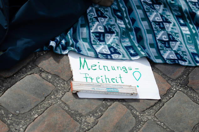 Lockdown beenden sofort! - Demonstration auf dem Südermarkt von Flensburg Die Kommunikationsstelle Demokratischer Widerstand veranstaltet eine Demonstration am 25.04.2020 in Flensburg auf dem Südermarkt, Innenstadt; hier: Transparent mit der Aufschrift Meinungsfreheit , davor Zollstock, dahinter Decke