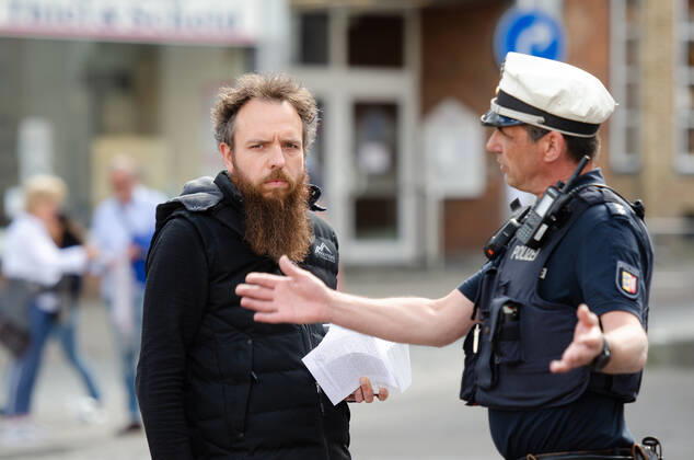 Lockdown beenden sofort! - Demonstration auf dem Südermarkt von Flensburg Die Kommunikationsstelle Demokratischer Widerstand veranstaltet eine Demonstration am 25.04.2020 in Flensburg auf dem Südermarkt, Innenstadt; Demostrant im Gespräch mit Polizist