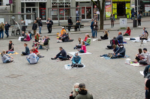 Lockdown beenden sofort! - Demonstration auf dem Südermarkt von Flensburg Die Kommunikationsstelle Demokratischer Widerstand veranstaltet eine Demonstration am 25.04.2020 in Flensburg auf dem Südermarkt, Innenstadt; hier: Sicht von Plattform Südermarkt