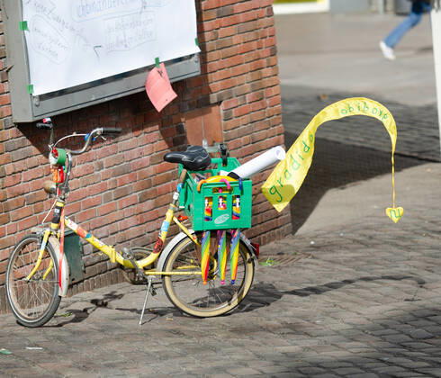 Lockdown beenden sofort! - Demonstration auf dem Südermarkt von Flensburg Die Kommunikationsstelle Demokratischer Widerstand veranstaltet eine Demonstration am 25.04.2020 in Flensburg auf dem Südermarkt, Innenstadt; Fahrrad geschmückt mit Propaganda von der Organisation Gradido