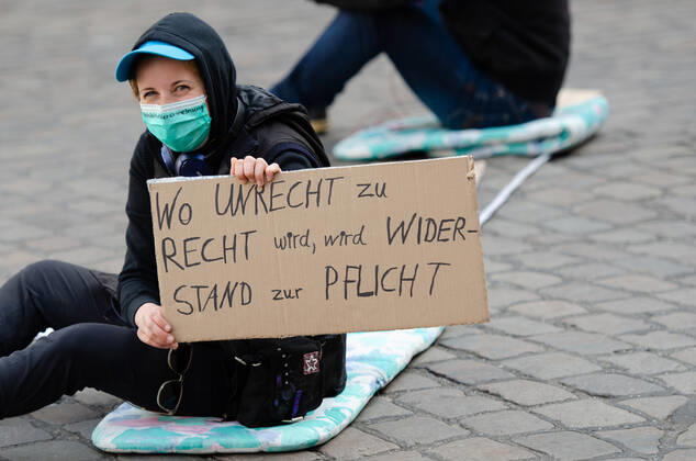 Lockdown beenden sofort! - Demonstration auf dem Südermarkt von Flensburg Die Kommunikationsstelle Demokratischer Widerstand veranstaltet eine Demonstration am 25.04.2020 in Flensburg auf dem Südermarkt, Innenstadt; Frau hält Transparent vor Wo Unrecht zu Recht wird, wird Widerstand zur Pflicht