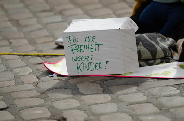 Lockdown beenden sofort! - Demonstration auf dem Südermarkt von Flensburg Die Kommunikationsstelle Demokratischer Widerstand veranstaltet eine Demonstration am 25.04.2020 in Flensburg auf dem Südermarkt, Innenstadt; Karton mit Aufschrift Fü die Freiheit unserer Kinder!