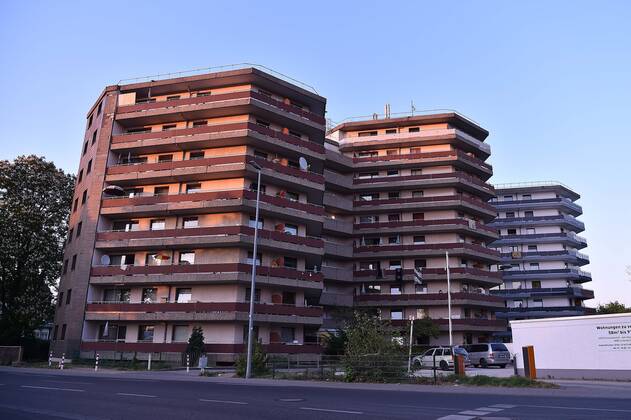 Corona-Massentest in Grevenbroicher Hochhaus am 26.04.2020 in Grevenbroich Zwei Familien, die positiv auf das Coronavirus getestet wurden, haben sich nicht an die verordnete Quarantäne gehalten. Da die acht Personen weiterhin Kontakt zu ihren Nachbarn hielten, wird jetzt ein Reihentest erforderlich. Rund 450 Menschen, die in den sogenannten Wabenhäusern leben, müssen sich am 26.04.2020 einem Corona-Test unterziehen.