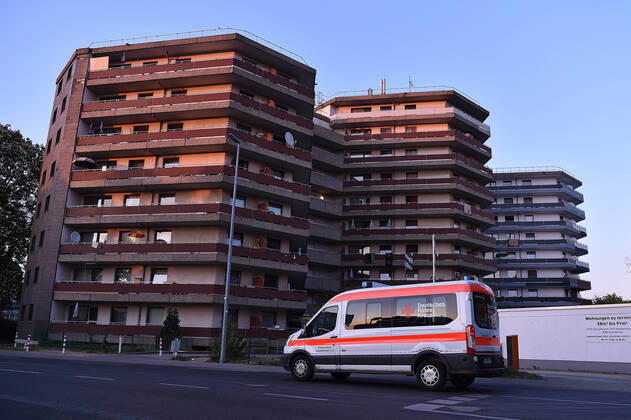 Corona-Massentest in Grevenbroicher Hochhaus am 26.04.2020 in Grevenbroich Zwei Familien, die positiv auf das Coronavirus getestet wurden, haben sich nicht an die verordnete Quarantäne gehalten. Da die acht Personen weiterhin Kontakt zu ihren Nachbarn hielten, wird jetzt ein Reihentest erforderlich. Rund 450 Menschen, die in den sogenannten Wabenhäusern leben, müssen sich am 26.04.2020 einem Corona-Test unterziehen.
