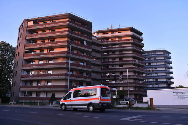 Corona-Massentest in Grevenbroicher Hochhaus am 26.04.2020 in Grevenbroich Zwei Familien, die positiv auf das Coronavirus getestet wurden, haben sich nicht an die verordnete Quarantäne gehalten. Da die acht Personen weiterhin Kontakt zu ihren Nachbarn hielten, wird jetzt ein Reihentest erforderlich. Rund 450 Menschen, die in den sogenannten Wabenhäusern leben, müssen sich am 26.04.2020 einem Corona-Test unterziehen.