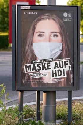 Die Stadt Heidelberg bittet die Heidelberger Bevölkerung mit einer Plakataktion, sich ab Montag, den 27. April 2020, an die dann geltende Maskenpflicht zu halten, um sich und andere vor einer Ansteckung mit dem Coronavirus zu schützen, das Plakat zeigt eine Frau mit Mundschutz und der Aufschrift: Protect Others, Maske auf, HD!, Plakatmotiv: Kim Schneider (Stellvertretende Filialleiterin, Discounter), Plakate, Hinweis, Hinweistafel, Hinweisschild, Corona, Schutz, Selbstschutz, Verordnung, behördliche Anweisung, Auflage, Gebot, Verhaltensregel, Maßnahme, Symbolfoto, Symbolbild, Symbol, 25.04.2020, Heidelberg (Deutschland), Feature, Coronavirus, Impressionen aus Heidelberg