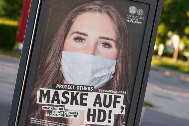 Die Stadt Heidelberg bittet die Heidelberger Bevölkerung mit einer Plakataktion, sich ab Montag, den 27. April 2020, an die dann geltende Maskenpflicht zu halten, um sich und andere vor einer Ansteckung mit dem Coronavirus zu schützen, das Plakat zeigt eine Frau mit Mundschutz und der Aufschrift: Protect Others, Maske auf, HD!, Plakatmotiv: Kim Schneider (Stellvertretende Filialleiterin, Discounter), Plakate, Hinweis, Hinweistafel, Hinweisschild, Corona, Schutz, Selbstschutz, Verordnung, behördliche Anweisung, Auflage, Gebot, Verhaltensregel, Maßnahme, Symbolfoto, Symbolbild, Symbol, 25.04.2020, Heidelberg (Deutschland), Feature, Coronavirus, Impressionen aus Heidelberg