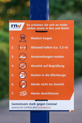 Auf diesem Plakat der Rhein-Neckar-Verkehr GmbH (rnv) wird den Heidelberger Bürgern an einer Bushaltestelle Verhaltensregeln nahegelegt, um sich und andere vor einer Ansteckung mit dem Coronavirus zu schützen, das Foto zeigt ein Plakatmotiv mit der Aufschrift: So schützen Sie sich an Haltestellen sowie in Bus und Bahn, Masken tragen, Abstand halten (ca. 1,5 m), Ansammlungen meiden, Verzicht auf Begrüßung, Husten in die Ellenbeuge, Hände nicht ins Gesicht, Hände desinfizieren, Maskenpflicht in Bussen und Bahnen, Hinweis, Hinweistafel, Hinweisschild, Symbolfoto, Symbolbild, Symbol, 25.04.2020, Heidelberg (Deutschland), News, Coronavirus, Maskenpflicht in Heidelberg