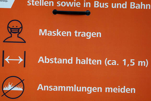 Auf diesem Plakat der Rhein-Neckar-Verkehr GmbH (rnv) wird den Heidelberger Bürgern an einer Bushaltestelle Verhaltensregeln nahegelegt, um sich und andere vor einer Ansteckung mit dem Coronavirus zu schützen, das Foto zeigt auf einem Plakatmotiv eine Figur (Icon) mit einem Mundschutz und der Aufschrift: Masken tragen, Abstand halten und Ansammlungen meiden, denn ab Montag, den 27. April 2020, gilt in ganz Baden-Württemberg die Maskenpflicht in Bussen und Bahnen, Hinweis, Hinweistafel, Hinweisschild, Symbolfoto, Symbolbild, Symbol, 25.04.2020, Heidelberg (Deutschland), News, Coronavirus, Maskenpflicht in Heidelberg