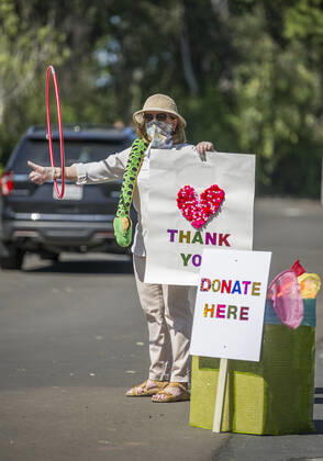April 25, 2020, Santa Barbara, California, USA: Faced with a severe financial crisis due to the coronavirus pandemic, the Santa Barbara Zoo, closed since March 17, hosted a Ã’Drive By, Wave HiO donation parade, allowing people to make donations as they drove through the zoos parking lot. Santa Barbara USA - ZUMAh13_ 20200425_zaf_h13_005 Copyright: xPJxHellerx