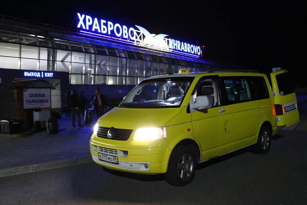 KALININGRAD REGION, RUSSIA - APRIL 25, 2020: A taxi van at Kaliningrad s Khrabrovo International Airport after the arrival of the Russian sailors evacuated by an Ural Airlines charter flight from the Spanish port of Las Palmas. On March 27, the Russian government ordered an international flight ban amid the ongoing COVID-19 pandemic, so around 400 Russian sailors, including those 200 from Kaliningrad, found themselves stranded at Gran Canaria Airport. Vitaly Nevar TASS  TS0D7148