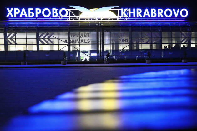 KALININGRAD REGION, RUSSIA - APRIL 25, 2020: A view of Kaliningrad s Khrabrovo International Airport after the arrival of the Russian sailors evacuated by an Ural Airlines charter flight from the Spanish port of Las Palmas. On March 27, the Russian government ordered an international flight ban amid the ongoing COVID-19 pandemic, so around 400 Russian sailors, including those 200 from Kaliningrad, found themselves stranded at Gran Canaria Airport. Vitaly Nevar TASS  TS0D7149