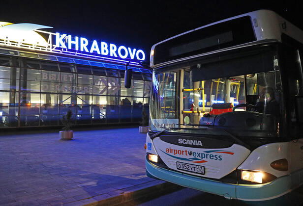 KALININGRAD REGION, RUSSIA - APRIL 25, 2020: A bus to take Russian sailors evacuated by an Ural Airlines charter flight from the Spanish port of Las Palmas, at Kaliningrad s Khrabrovo International Airport. On March 27, the Russian government ordered an international flight ban amid the ongoing COVID-19 pandemic, so around 400 Russian sailors, including those 200 from Kaliningrad, found themselves stranded at Gran Canaria Airport. Vitaly Nevar TASS  TS0D714A