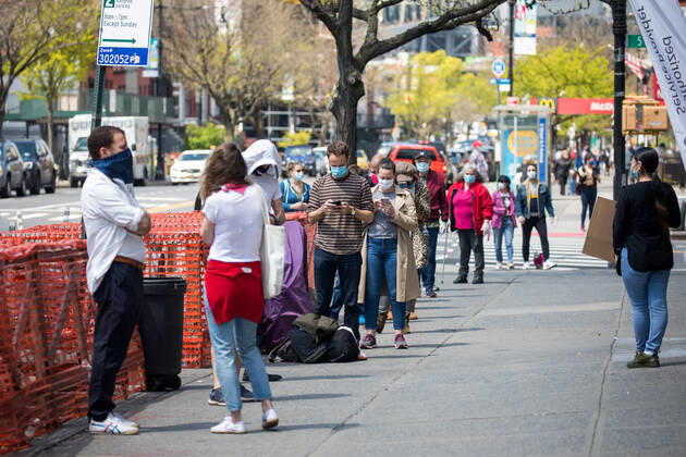 (200425) -- NEW YORK, April 25, 2020 (Xinhua) -- People wait in line at a New York State Department of Health COVID-19 antibody testing center at Steve s 9th Street Market in Brooklyn, New York, the United States, on April 25, 2020. Global COVID-19 deaths surpassed 200,000 on Saturday afternoon, according to the Center for Systems Science and Engineering (CSSE) at Johns Hopkins University. A total of 200,698 people have died of the disease as of 1:50 p.m. (1750 GMT) among 2,865,938 cases worldwide, the CSSE data showed. The United States suffered the most fatalities at 52,782 as its total cases reached 924,576. (Photo by Michael Nagle Xinhua) U.S.-NEW YORK-COVID-19-ANTIBODY TESTING