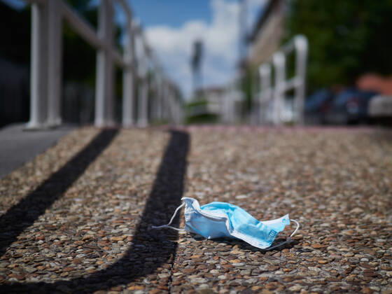 April 25, 2020, Pamplona, NAVARRA, SPAIN: A used face mask lying on the floor during the Covid-19 pandemic on April 25, 2020 in Pamplona, Spain Pamplona SPAIN - ZUMAa181 20200425_zaa_a181_010 Copyright: xEduardoxSanzx