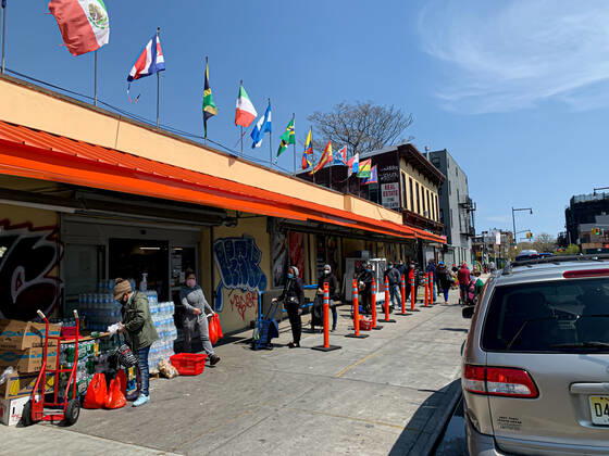 April 25, 2020, Brooklyn, USA: (NEW) Covid-19: Intense Movement of people . April 25,2020, Brooklyn,New York,USA: An intense movement of people in Brooklyn taking advantage of the 62 degrees Fahrenheit weather during this Coronavirus pandemic...Credit: Thenews2 Brooklyn - ZUMAn293 20200425_znp_n293_013 Copyright: xNiyixFotex