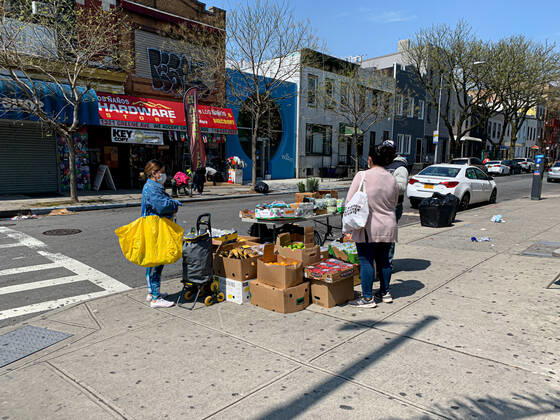April 25, 2020, Brooklyn, USA: (NEW) Covid-19: Intense Movement of people . April 25,2020, Brooklyn,New York,USA: An intense movement of people in Brooklyn taking advantage of the 62 degrees Fahrenheit weather during this Coronavirus pandemic...Credit: Thenews2 Brooklyn - ZUMAn293 20200425_znp_n293_017 Copyright: xNiyixFotex