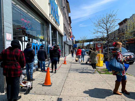 April 25, 2020, Brooklyn, USA: (NEW) Covid-19: Intense Movement of people . April 25,2020, Brooklyn,New York,USA: An intense movement of people in Brooklyn taking advantage of the 62 degrees Fahrenheit weather during this Coronavirus pandemic...Credit: Thenews2 Brooklyn - ZUMAn293 20200425_znp_n293_018 Copyright: xNiyixFotex