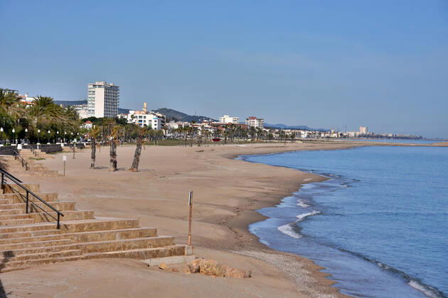 April 25, 2020, Vendrell, Tarragona, Spain: Empty and deserted beach of Masia Blanca in the town of Vendrell Tarragona during confinement..43 days since the government of Spain decreed the state of alarm and confinement due to the health crisis of Covid-19, empty beaches, empty streets of the coastal towns of the province of Tarragona as well as motorways without vehicles are the scenes of the day. Vendrell Spain - ZUMAs197 20200425_zaa_s197_116 Copyright: xRamonxCostax