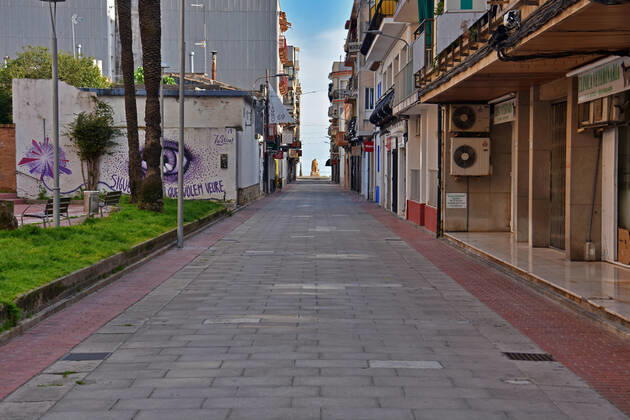April 25, 2020, Calafell, Tarragona, Spain: Mallorca Street empty during confinement..43 days since the government of Spain decreed the state of alarm and confinement due to the health crisis of Covid-19, empty beaches, empty streets of the coastal towns of the province of Tarragona as well as motorways without vehicles are the scenes of the day. Calafell Spain - ZUMAs197 20200425_zaa_s197_118 Copyright: xRamonxCostax
