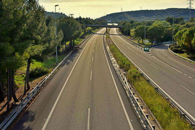 April 25, 2020, Calafell, Tarragona, Spain: The C-32 motorway completely empty during confinement..43 days since the government of Spain decreed the state of alarm and confinement due to the health crisis of Covid-19, empty beaches, empty streets of the coastal towns of the province of Tarragona as well as motorways without vehicles are the scenes of the day. Calafell Spain - ZUMAs197 20200425_zaa_s197_119 Copyright: xRamonxCostax