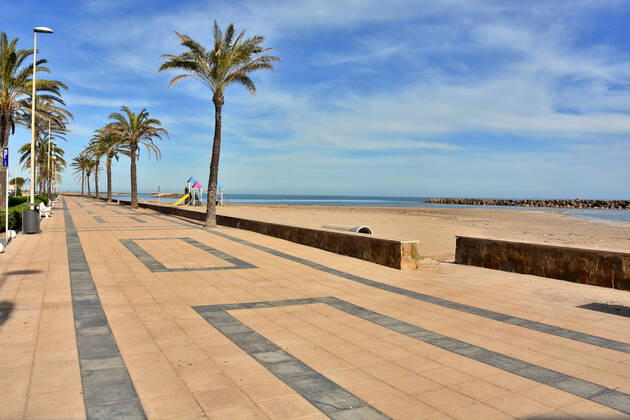 April 25, 2020, Cunit, Tarragona, Spain: Paseo Maritimo street and the access to the beach deserted during confinement..43 days since the government of Spain decreed the state of alarm and confinement due to the health crisis of Covid-19, empty beaches, empty streets of the coastal towns of the province of Tarragona as well as motorways without vehicles are the scenes of the day. Cunit Spain - ZUMAs197 20200425_zaa_s197_120 Copyright: xRamonxCostax