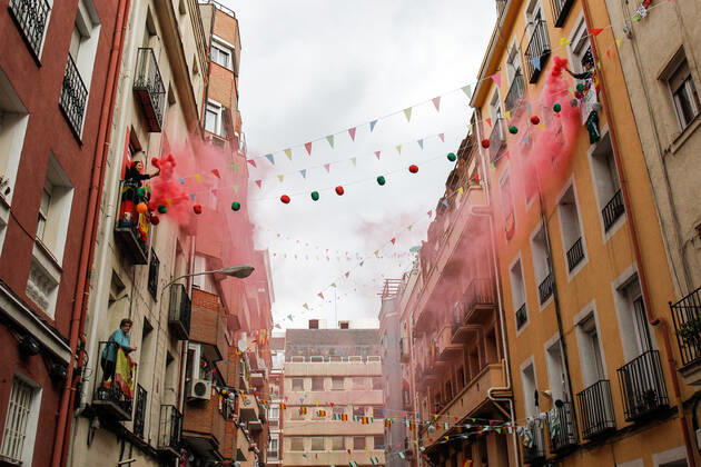 April 25, 2020, Madrid, MADRID, SPAIN: The residents of Maria Panes street, from Madrid s Chamberi neighborhood, celebrate the Seville April Fair during a Pandemic Covid-19 on April 25, 2020 in Madrid, Spain Madrid SPAIN - ZUMAa181 20200425_zaa_a181_061 Copyright: xOscarxJ.xBarrosox