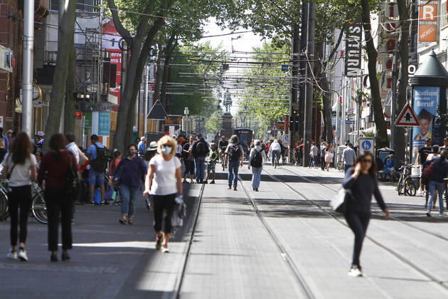 Nach der Lockerung der Schutzmaßnahmen und Wiedereröffnung der Geschäfte ist die Einkaufsstraße und Fußgängerzone Kaiserstraßel in der Innenstadt von Karlsruhe wieder mit vielen Passanten gefüllt, die nicht immer den vorgeschriebenen Mindestabstand und das Kontaktverbot einhalten, Hessen, Deutschland