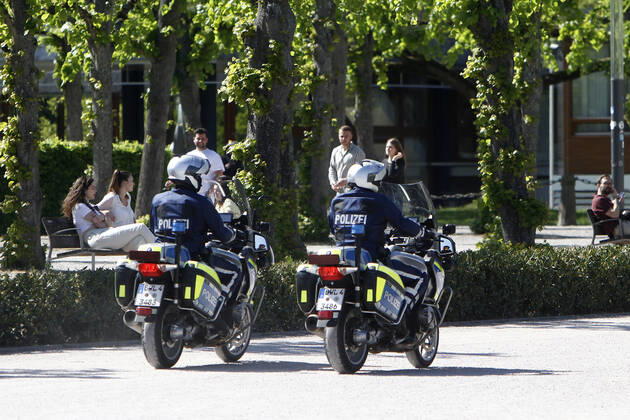 Eine Polizeistreife der Landespolizei Baden Württemberg kontrolliert anlässlich der Coronakrise die Einhaltung der Kontaktverbote sowie Mindestabstände auf dem Schlossplatz in der Innenstadt von Karlsruhe, Baden Württemberg, Bayern, Deutschland