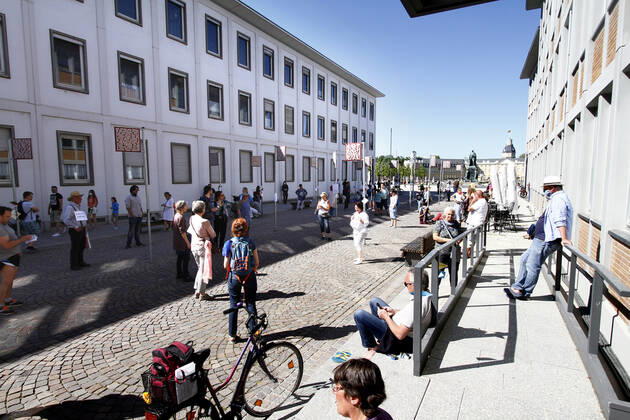 Eine genehmigte und auf wenige Teilnehmer begrenzte Demonstration gegen das coronabedingte Infektionsschutzgesetz und die damit einhergehenden Freiheitsbeschränkungen fand in der Innenstadt von Karlsruhe statt, Baden Württemberg, Deutschland