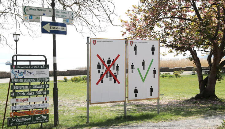 Corona Krise Abstandsregeln Plakat zur Abstandsregelung an der Strandpromenade in Schondorf am Ammersse, Schondorf am Ammersee Bayern Deutschland Strandpromenade