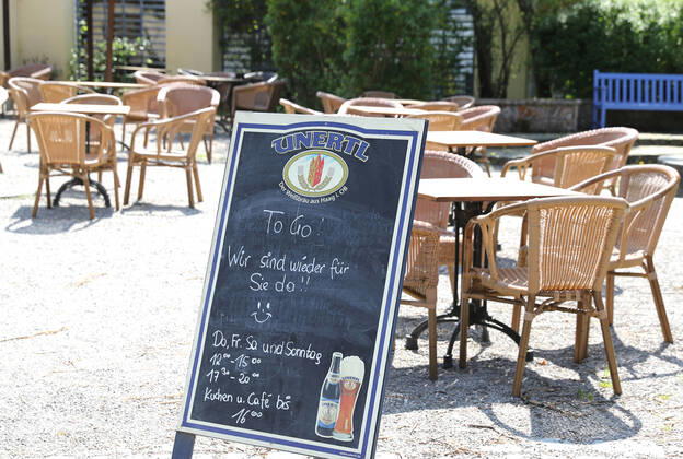 Corona Krise Abstandsregeln Cafe wirbt um Kunden, die Kuchen, Kaffee und Essen mitnehmen in Schondorf am Ammersee, Schondorf am Ammersee Bayern Deutschland Strandpromenade
