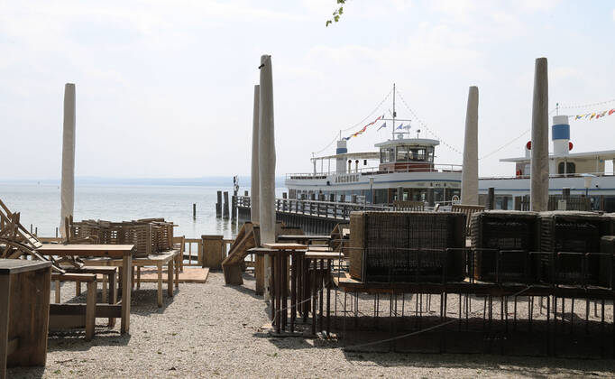 Corona Krise Abstandsregeln Der Biergarten in Stegen am Ammersee ist geschlossen und die Schifffahrt ruht, Stegen am Ammersee Bayern Deutschland Strandpromenade