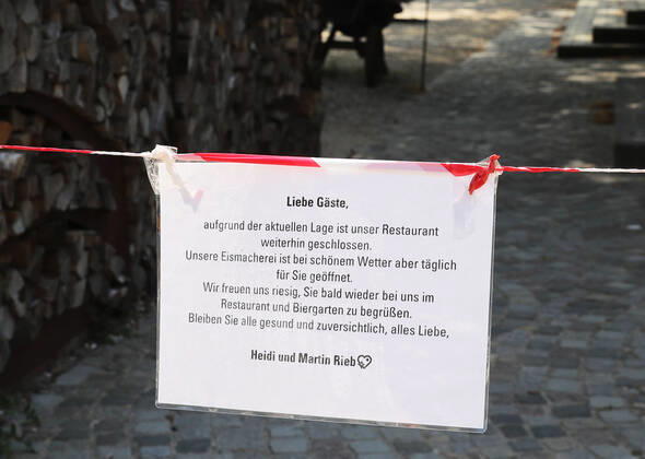Corona Krise Abstandsregeln Hinweisschild beim Fischer Wirt warum das Lokal geschlossen ist, Stegen am Ammersee Bayern Deutschland Strandpromenade