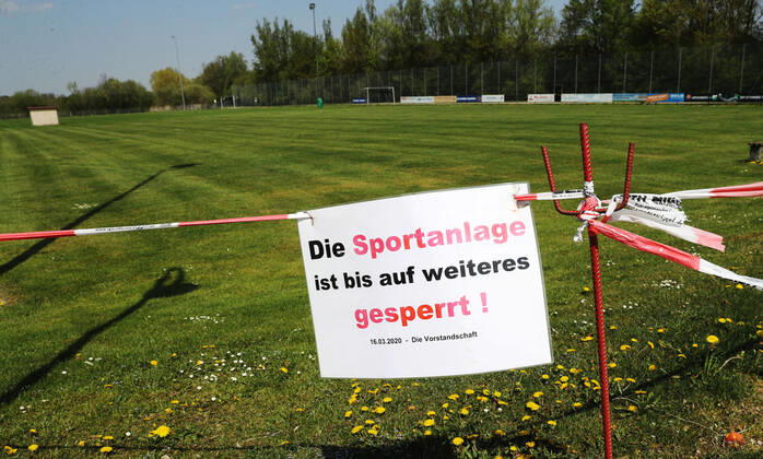 Corona Krise Abstandsregeln Plakat zur Abstandsregelung an der Strandpromenade in Schondorf am Ammersse, Eching am Ammersee Bayern Deutschland Strandpromenade