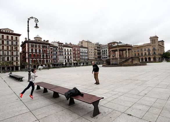 A man pays with his son in a square in Pamplona, Spain, 26 April 2020, on the first day minors are allowed an hour a day walk since lockdown was ordered in Spain 44 days ago in an attempt to flatten the coronavirus curve. Minors allowed an hour a day walk during lockdown !ACHTUNG: NUR REDAKTIONELLE NUTZUNG!  Copyright: xJesúsxDigesx GRAFCAV4923 20200426-637234960562462344