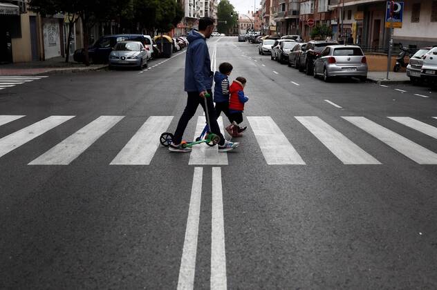 A man and his two children cross a street in Madrid, Spain, 26 April 2020, on the first day minors are allowed an hour a day walk since lockdown was ordered in Spain 44 days ago in an attempt to flatten the coronavirus curve. Minors allowed an hour a day walk during lockdown !ACHTUNG: NUR REDAKTIONELLE NUTZUNG!  Copyright: xMariscalx GRAF6007 20200426-637234964854259092