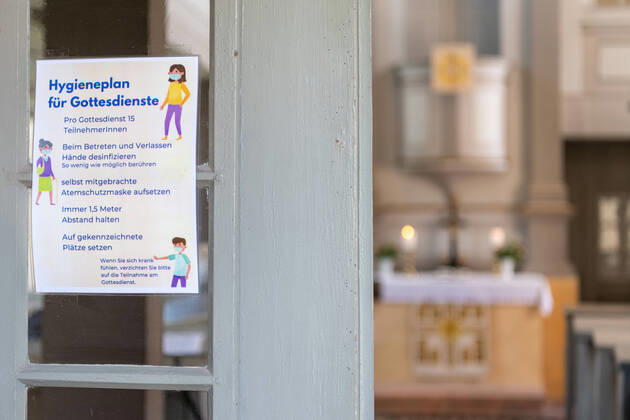 Corona-Pandemie: Hinweis mit Hygieneregeln für Gottesdienste an der Kirche von Hermsdorf wo am 26.04.2020 wieder ein Gottesdienst stattgefunden hat. Der Freistaat Sachsen erlaubt seit dem 20.04.2020 Gottesdienste mit bis zu 15 Besuchern. Hermsdorf Sachsen Deutschland