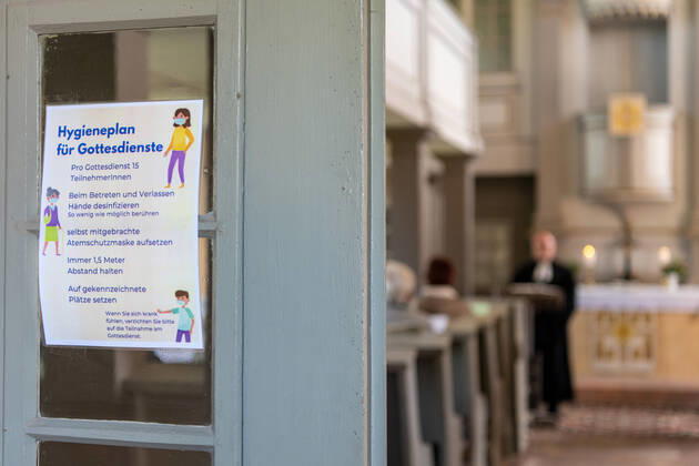 Corona-Pandemie: Hinweis mit Hygieneregeln für Gottesdienste an der Kirche von Hermsdorf wo am 26.04.2020 wieder ein Gottesdienst stattgefunden hat. Der Freistaat Sachsen erlaubt seit dem 20.04.2020 Gottesdienste mit bis zu 15 Besuchern. Hermsdorf Sachsen Deutschland