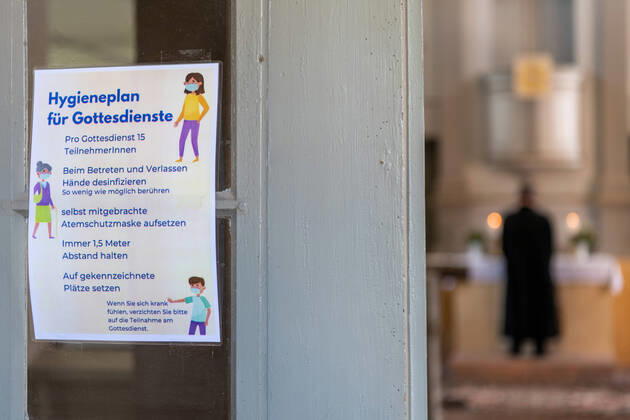 News Themen der Woche KW17 News Bilder des Tages Corona-Pandemie: Hinweis mit Hygieneregeln für Gottesdienste an der Kirche von Hermsdorf wo am 26.04.2020 wieder ein Gottesdienst stattgefunden hat. Der Freistaat Sachsen erlaubt seit dem 20.04.2020 Gottesdienste mit bis zu 15 Besuchern. Hermsdorf Sachsen Deutschland