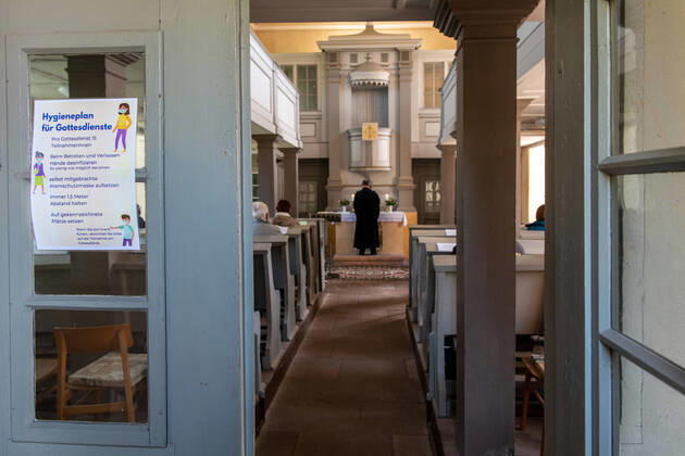 Corona-Pandemie: Hinweis mit Hygieneregeln für Gottesdienste an der Kirche von Hermsdorf wo am 26.04.2020 wieder ein Gottesdienst stattgefunden hat. Der Freistaat Sachsen erlaubt seit dem 20.04.2020 Gottesdienste mit bis zu 15 Besuchern. Hermsdorf Sachsen Deutschland
