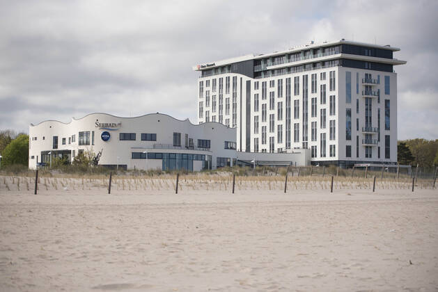 Der leere Ostseestrand am Sonntag in Rostock-Warnemünde, Mecklenburg-Vorpommern. Rostock Waenemünde