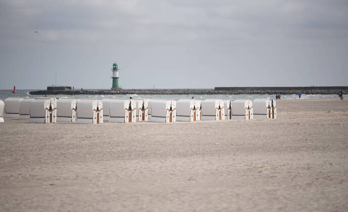 Der leere Ostseestrand am Sonntag in Rostock-Warnemünde, Mecklenburg-Vorpommern. Rostock Waenemünde