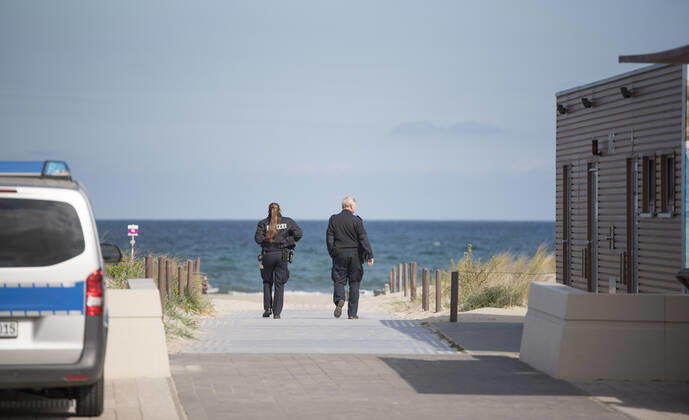 Polizeistreife am Ostseestrand am Sonntag in Rostock-Warnemünde, Mecklenburg-Vorpommern. Rostock Waenemünde