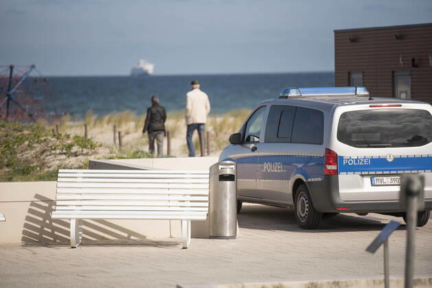News Bilder des Tages Polizeistreife am Ostseestrand am Sonntag in Rostock-Warnemünde, Mecklenburg-Vorpommern. Rostock Waenemünde
