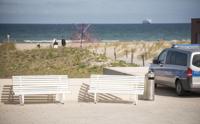 Der leere Ostseestrand am Sonntag in Rostock-Warnemünde, Mecklenburg-Vorpommern. Rostock Waenemünde