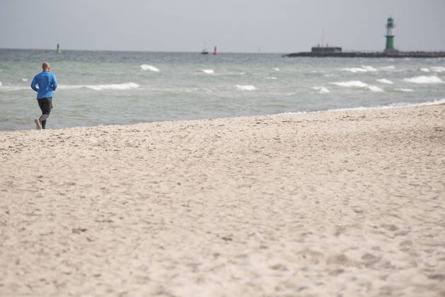 Der leere Ostseestrand am Sonntag in Rostock-Warnemünde, Mecklenburg-Vorpommern. Rostock Waenemünde
