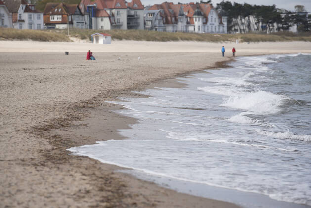 Der leere Ostseestrand am Sonntag in Rostock-Warnemünde, Mecklenburg-Vorpommern. Rostock Waenemünde